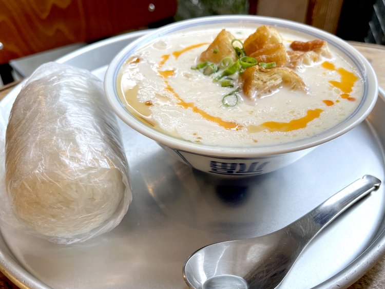 味わい深いアルマイトのトレイに乗せられて、目の前に現れた豆乳スープと台式おにぎり。