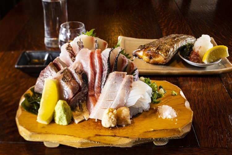 9種類が2切れずつのる刺盛1人前1320円。