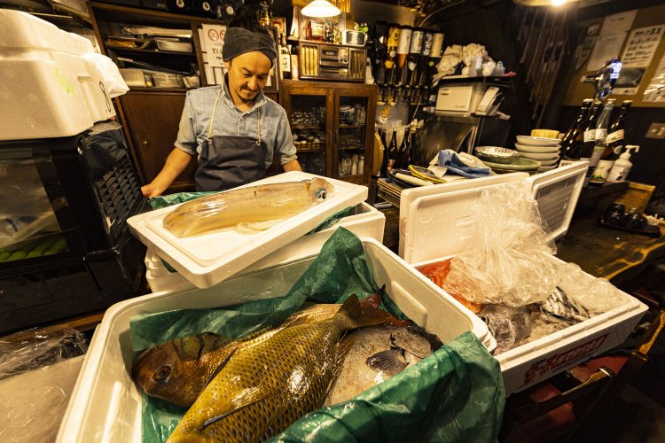 仕入れの様子。魚に合わせて冷やす温度や時間を調整。