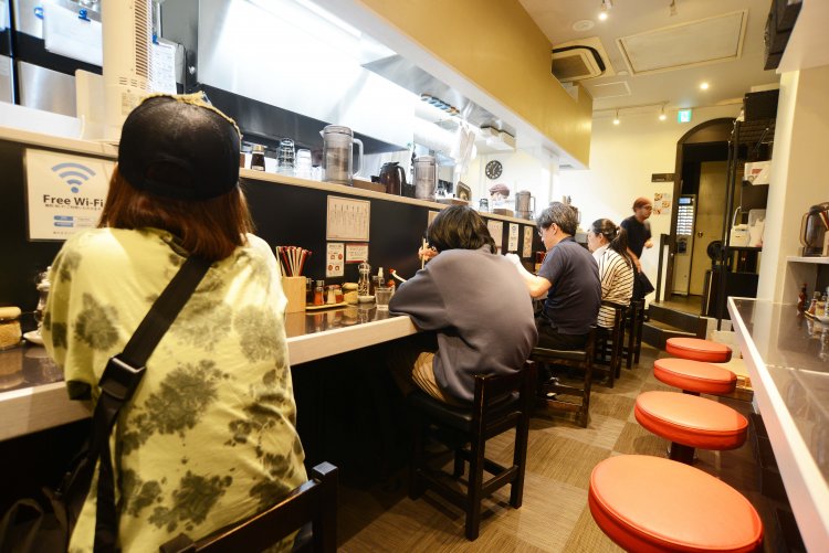 地下の店は入りにくいといわれるが、この店は女性一人での利用も多い。