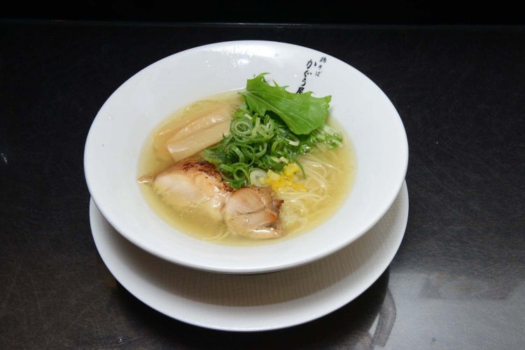 鶏本来の旨味と風味が楽しめる、あっさり鶏そば900円。