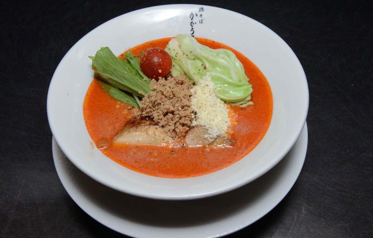 完熟トマトの塩鶏そば1050円は女性に人気がある。