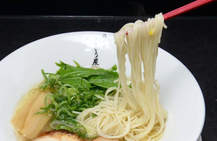 麺は1917（大正6）年創業の「大成食品」に特注。あっさり鶏そばには細めの麺が合う。