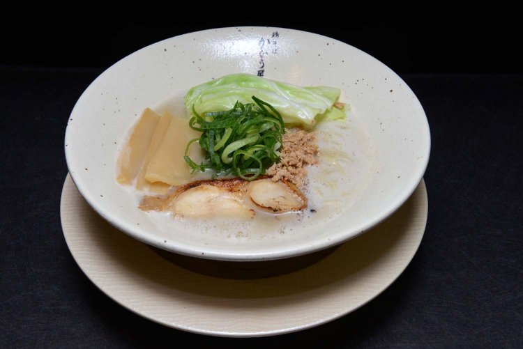 濃熟鶏そば950円は中太麺を使用。