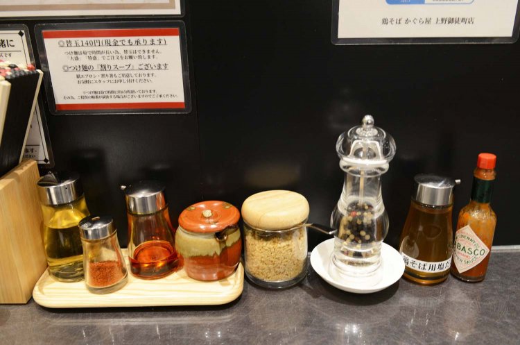 清湯スープには味にパンチを与える三色ペッパー、濃熟スープやトマト味にはクラッシュガーリックがよく合う。