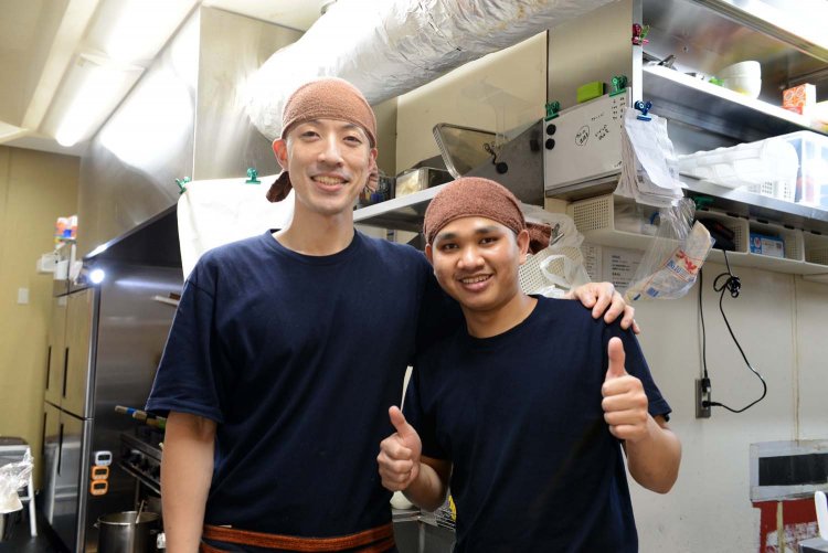 「大山鶏で作る鶏そばは風味がよく、ヘルシーなので女性にもおすすめです」と話すスタッフ。