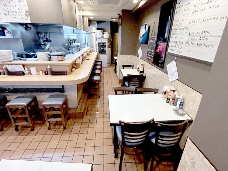 ランチタイムになると店内はお客さんでぎっしり。