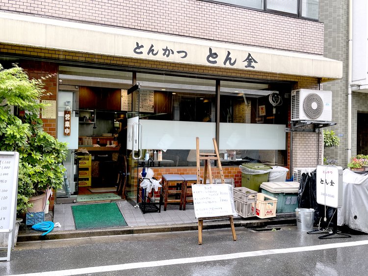 店の外までおいしそうなとんかつの香りが漂ってきた。
