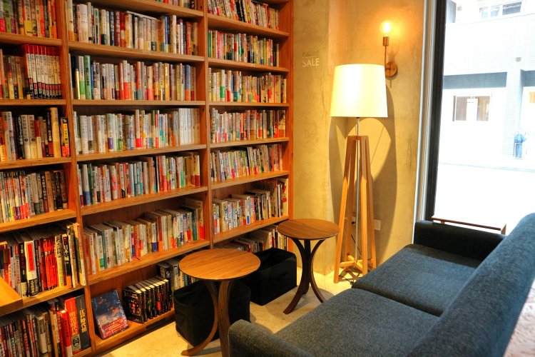 店の角には2人用のソファ席も。読書好き同士でまったりと過ごせる。
