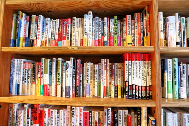 歴史から宇宙まで、本のジャンルはさまざま。知的好奇心がくすぐられる。
