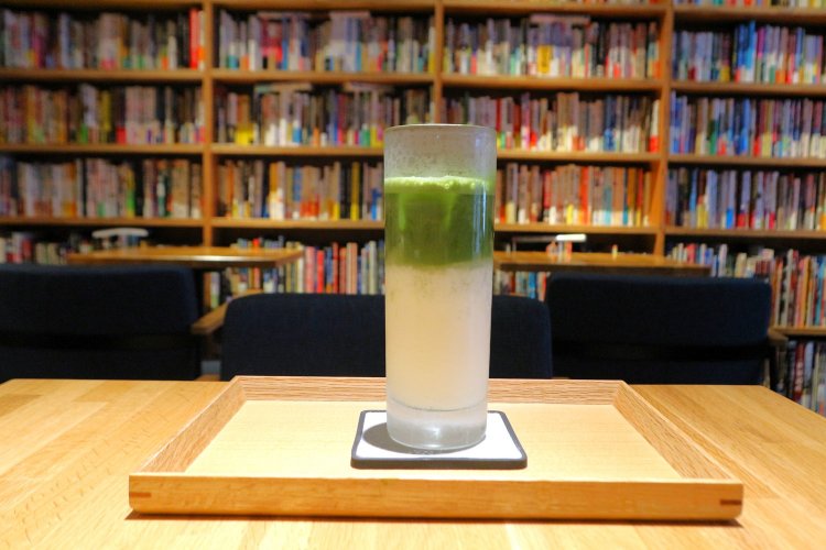 グラデーションが美しい抹茶カフェラテは一杯800円。