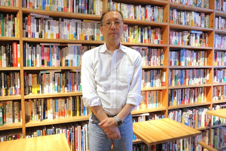 「この店にある本は、まだ資料の一部なんです」と話すオーナーの仲野隆也さん。