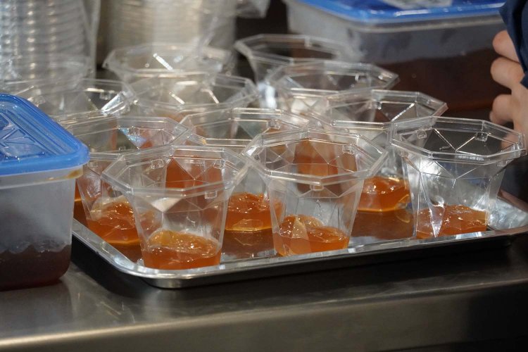 カップの底面にたっぷりのわらび餅が入る。