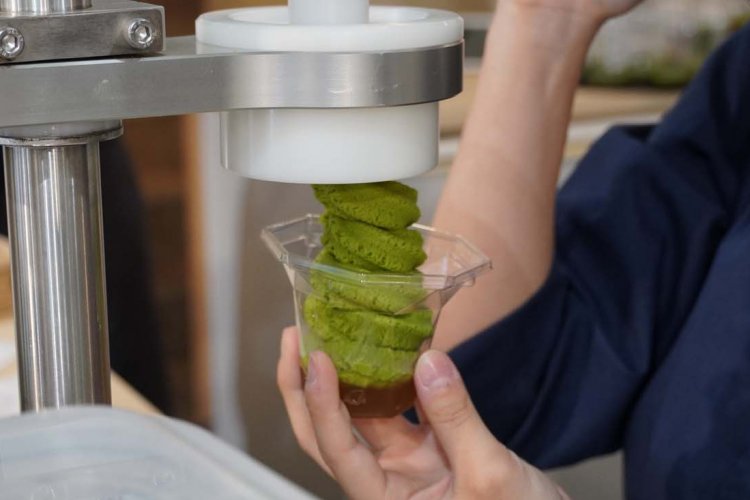 その上へニュ～ッと絞り出された抹茶アイスクリームがカップ上部まで盛られる。