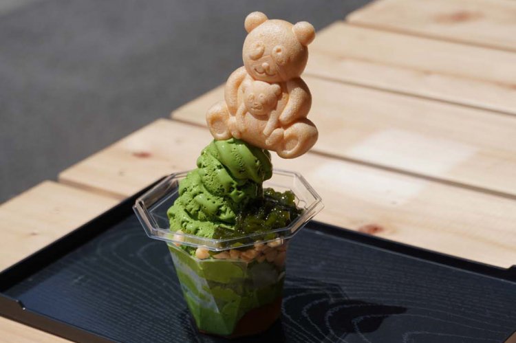 ジャイアントパンダ親子の最中がかわいい。