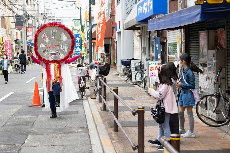 「幸せになるポーズ、やっちゃいますよ～♪」