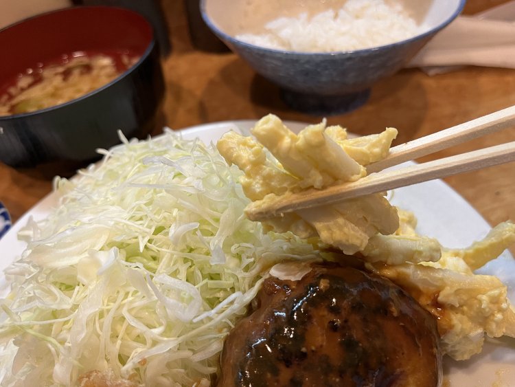 太く食べごたえのあるマカロニには卵とカラシがたっぷり。マスタードではなくカラシなのがポイント。