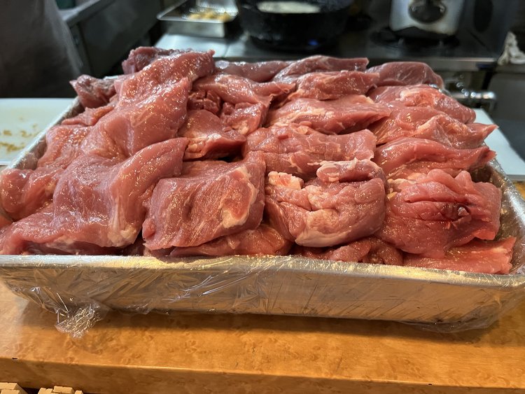 たまたま夜のヒレカツを仕込んでいた。見るからにおいしそうだ。