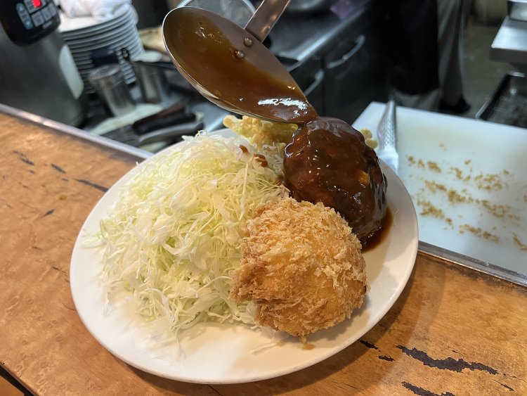 自家製デミグラスソースをたっぷりかけて、筆者の目の前へ。