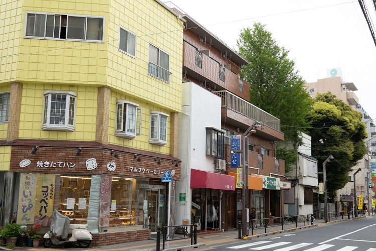 約350mの城山通りを中心に80軒余りがひしめく。第一ストア、路地など横道多し。