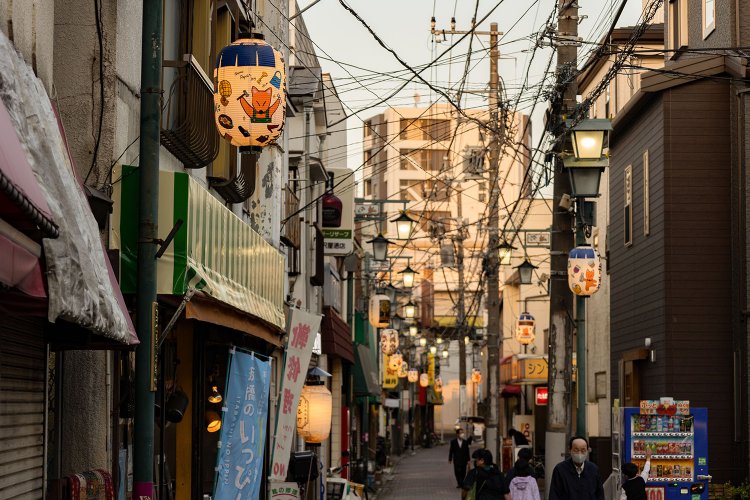 清水稲荷神社の門前商店街。中山道に至るいなり通り沿い約150mに約20軒が連なる。