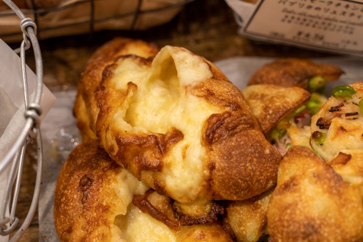 チーズたっぷりのビアンカはテイクアウト390円、イートイン398円。大人ならお酒が欲しくなる味だ。