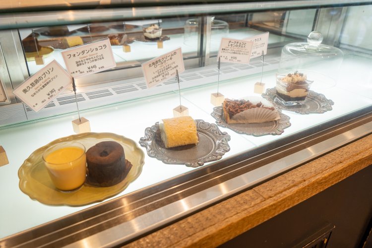 ショーケースはランチタイムまではパニーニ、午後はケーキが並ぶ。