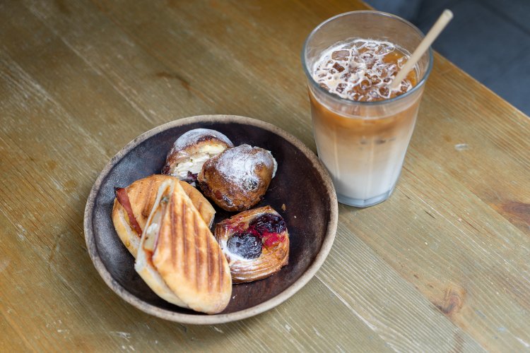 ンをイートインするとお皿に入れてもらえる。パニーニとガッティ、クランベリークリームチーズはテイクアウト300円、イートイン305円。アイスカフェラテはテイクアウト633円、イートイン645円。