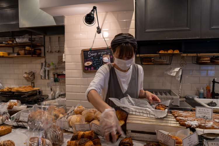話ぶりのふんわりした印象と、カウンター内での機敏な動きにギャップがある店長の吉岡さん。