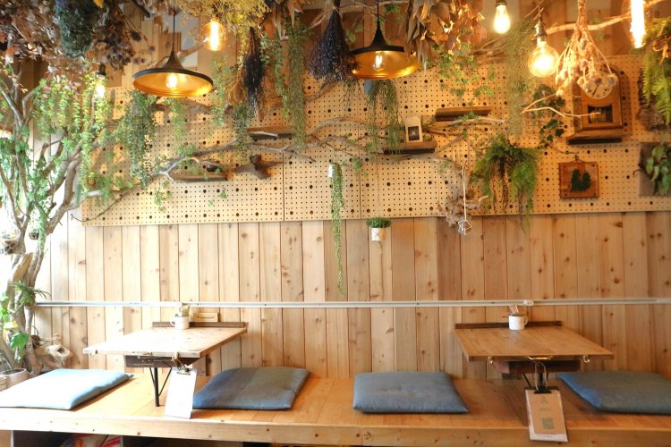 靴を脱いで座る小上がり席は、家のようにまったりとくつろげる。