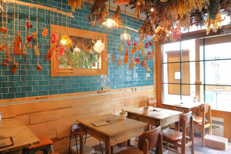 店のテーマカラーである、ターコイズブルーのタイルがあしらわれた壁もおしゃれ。