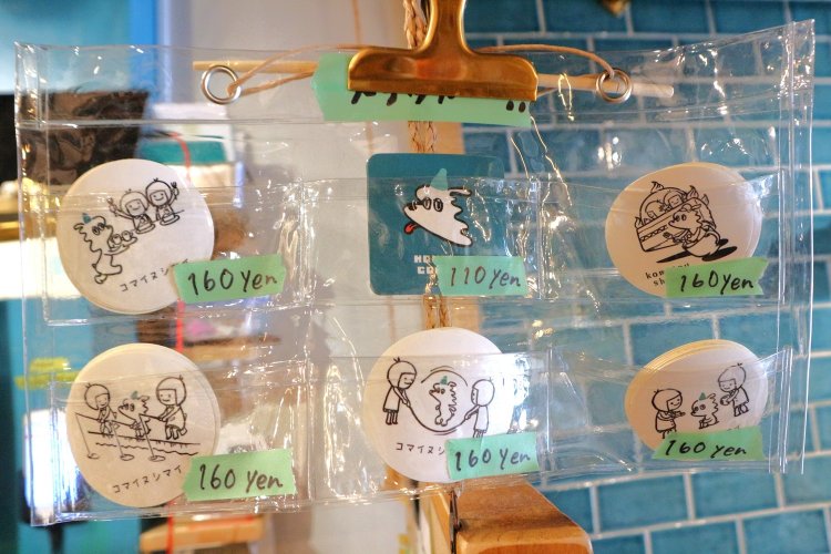 お土産に、店の狛犬をキャラクターにしたステッカーも。