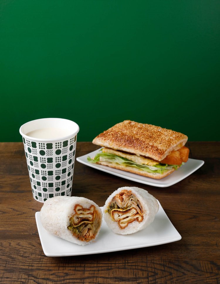 左上から時計回りに、原味豆漿（プレーン豆乳）300円、油條蛋燒餅（台湾式クリスピーサンド揚げパン入り）580円、綜合飯糰（台湾式おにぎり 総合）660円。