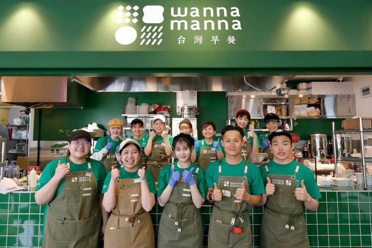 オーナー管卓明さん（前列右から2人目）を囲むスタッフの皆さんは元気一杯。いつでも「早安（ザオアン）！」（＝おはよう！）とお客さまへ明るく挨拶。スタッフTシャツもカワイイ。