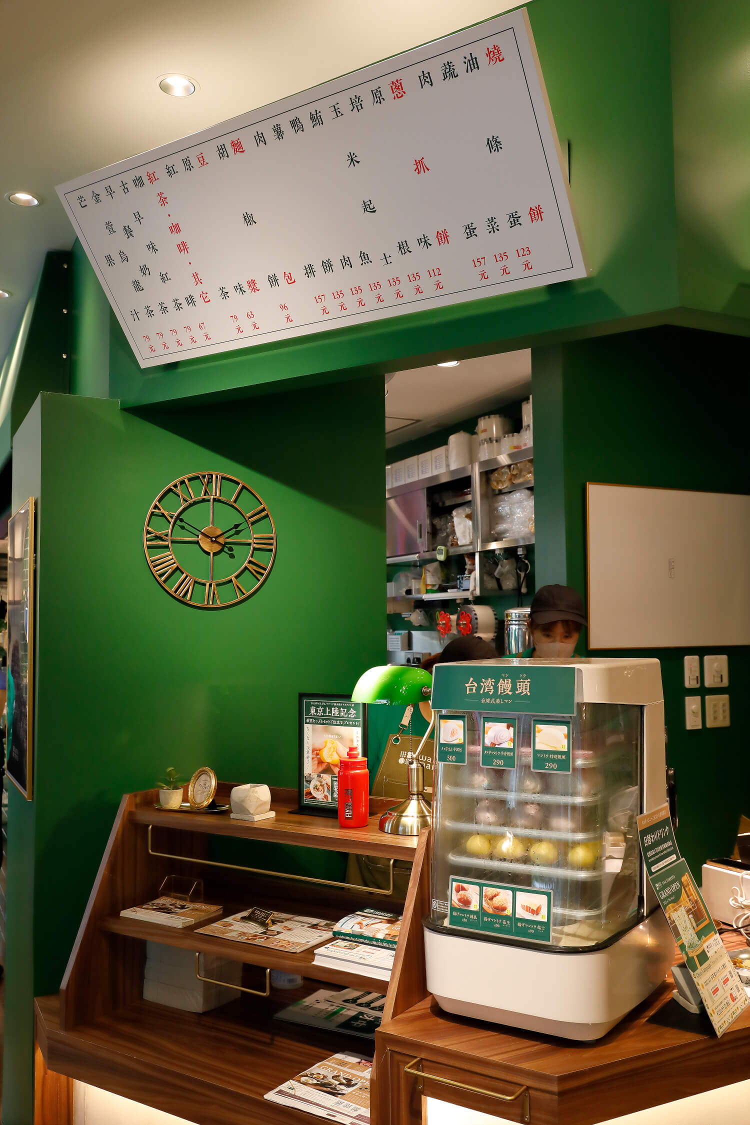 タロ芋まんほか、すぐテイクアウトできる品も準備。大阪店で人気の台湾風パン類各種も秋口には棚に並ぶ予定で期待。
