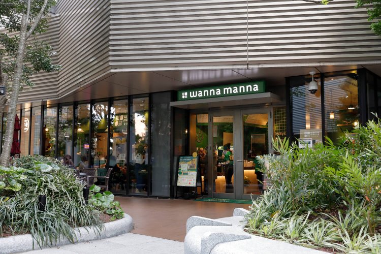 ガラス張りの店舗は明るく、テラス席もある。