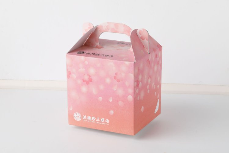 持ち帰り用もカワイくてgood。これは季節限定品の4個用。