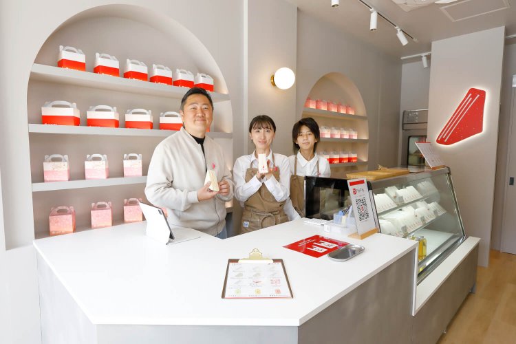 洪瑞珍日本代表の黃哲誠さん（左）。店員は本店で2カ月の訓練を受けた日本語闊達（かったつ）な台湾人ばかり。店は販売のみ。