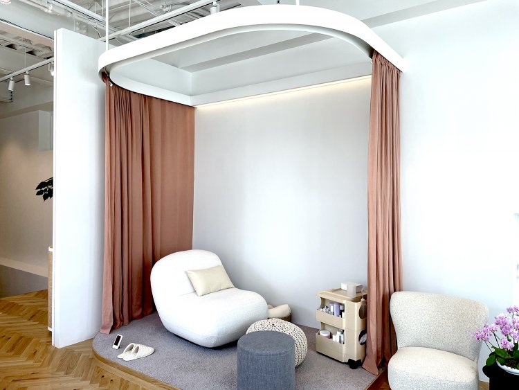 2階のプライベートスペース。カウンセリングを受けながらオーダーメイドのセルフケアを受けられる。