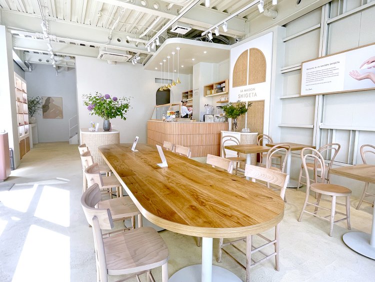 1階は自然光が差し込む、心地よい空間。