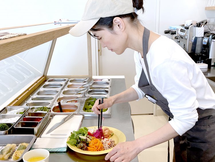 目の前でヴィーガンデリを盛り付けてくれる。