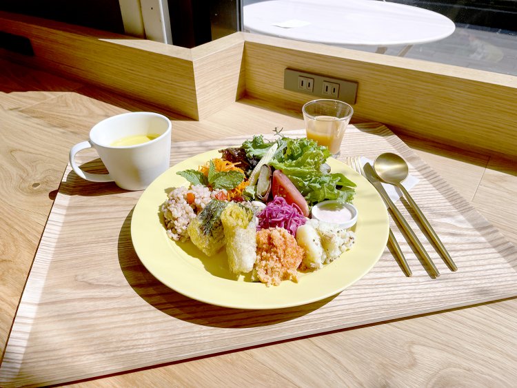 サーキュレーションプレート2200円。血の巡りを整えるといわれるキャベツや生姜がたっぷり。