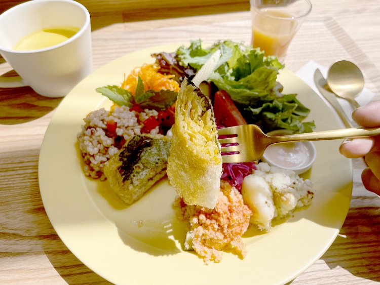 カレー風味の揚げ春巻き。春雨やキャベツが入っていて、さまざまな食感があって満足感が高い。