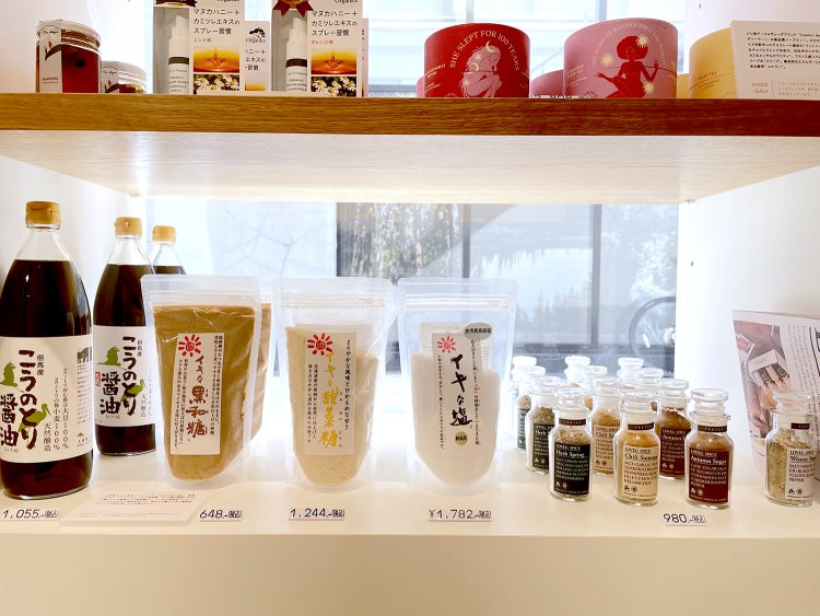 1階では、レストランで使っている調味料を販売している。