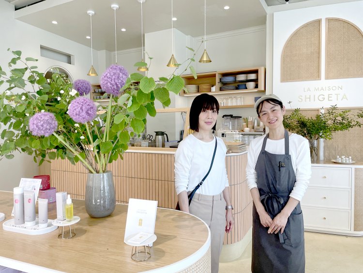 扉を入ると、コスメスタッフやキッチンスタッフが迎えてくれる。