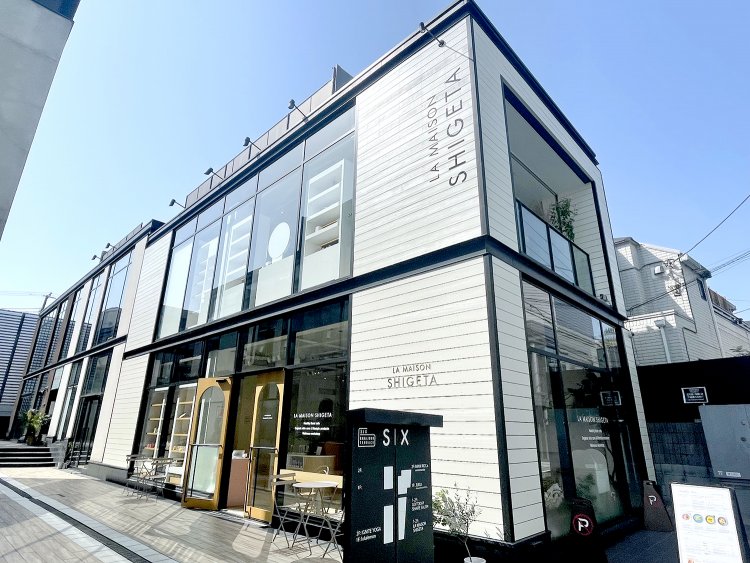 白とガラス張りの外観が目印。