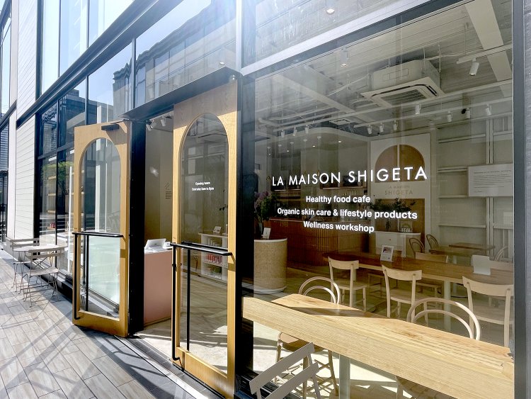 ガラス張りなので開放感がある。ナチュラルとモダンが融合していてオシャレ。