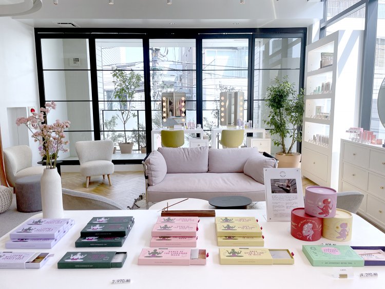 2階にはSHIGETA製品とCHICOさんセレクトアイテムが並ぶ。写真はCosmic dealerのお香、ハーブティー、タンクリーナー。