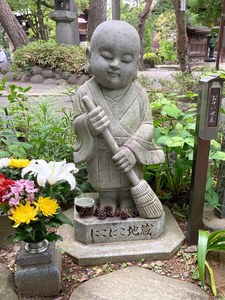 通りがかったお年寄りのご一行が、口々に「いいお顔ねぇ」「こういうお顔になりたいわ」と言っていた、福々しいにこにこ地蔵（高幡不動尊）。