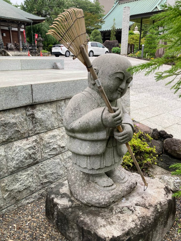 この後チャンバラが始まって和尚さんに怒られるまでが想像できる（稲城・常楽寺）。